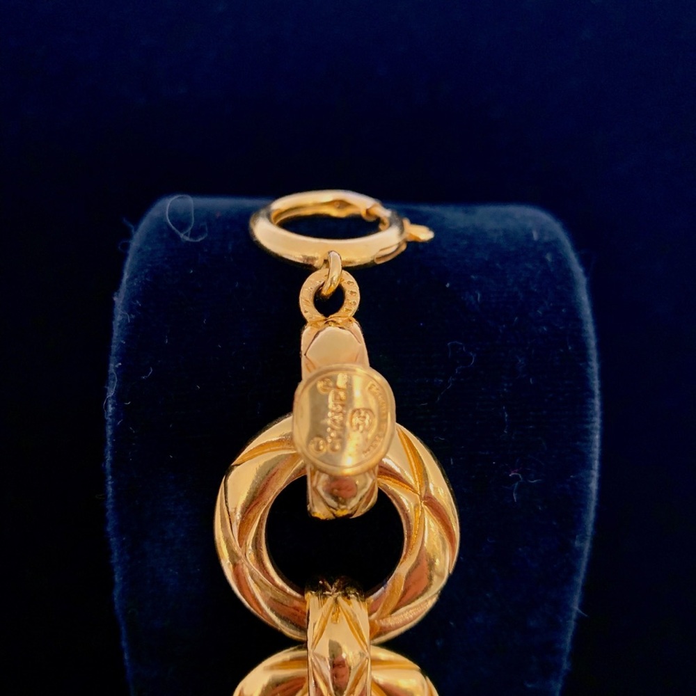 Chanel: Vintage Signed Thick Matelasse Chain Link Bracelet (New Hangtag & Box) - Picture 6 of 9